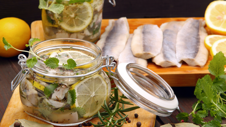 Tre härliga midsommarrecept som är snälla mot magen – sill, matjesilltårta och pavlova!